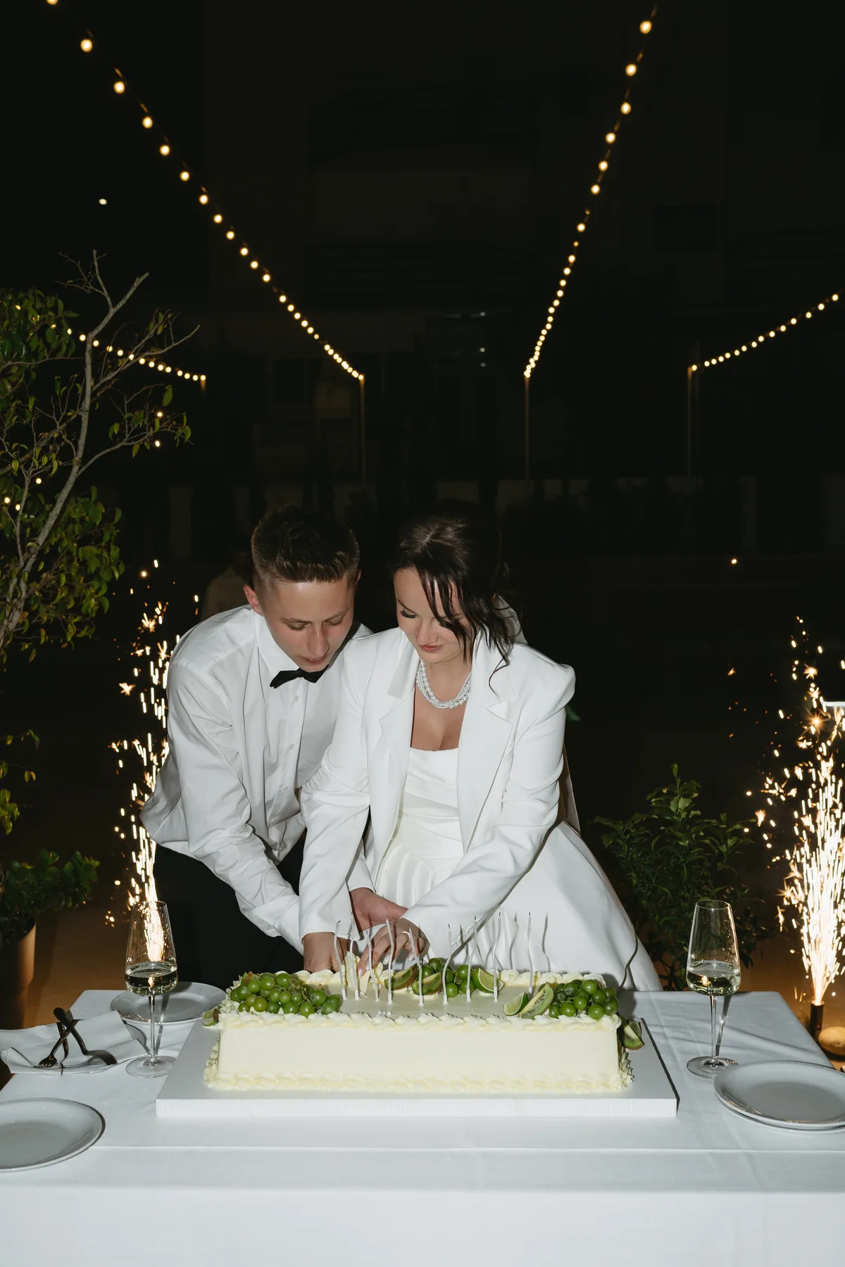 Corte do bolo de casamento com fogo-de-artifício frio